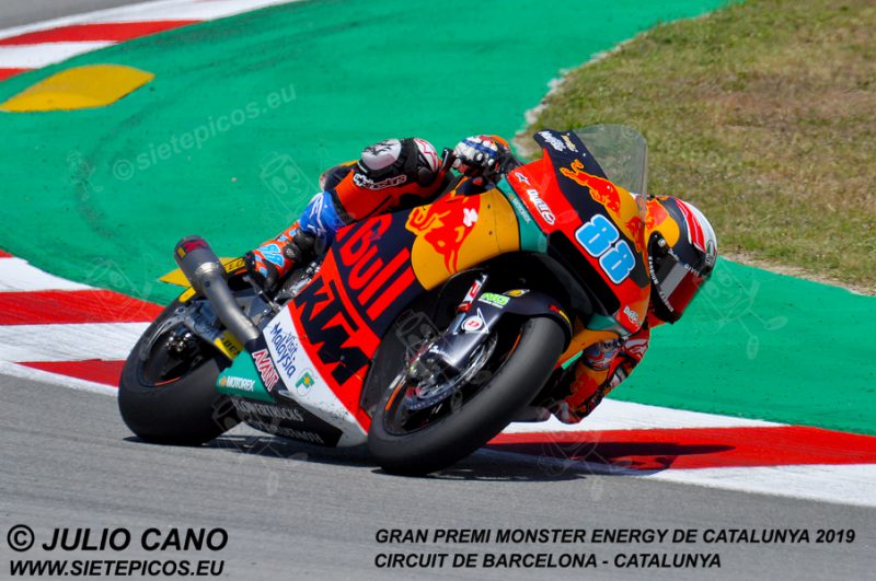 Piloto Jorge Martin (88) (Red Bull KTM Ajo) en la curva Seat. Gran Premi Monster Energy de Catalunya 2019, Circuit de Barcelona-Catalunya. Montmelo. España. Moto2TM