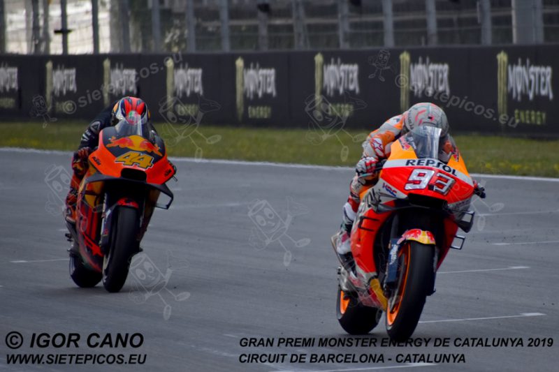 Piloto Marc Marquez (93) (Repsol Honda Team) seguido de Pol Espargaro (44) (Red Bull KTM Factory Racing) en la recta principal. Gran Premi Monster Energy de Catalunya 2019, Circuit de Barcelona-Catalunya. Montmelo. España. MotoGPTM