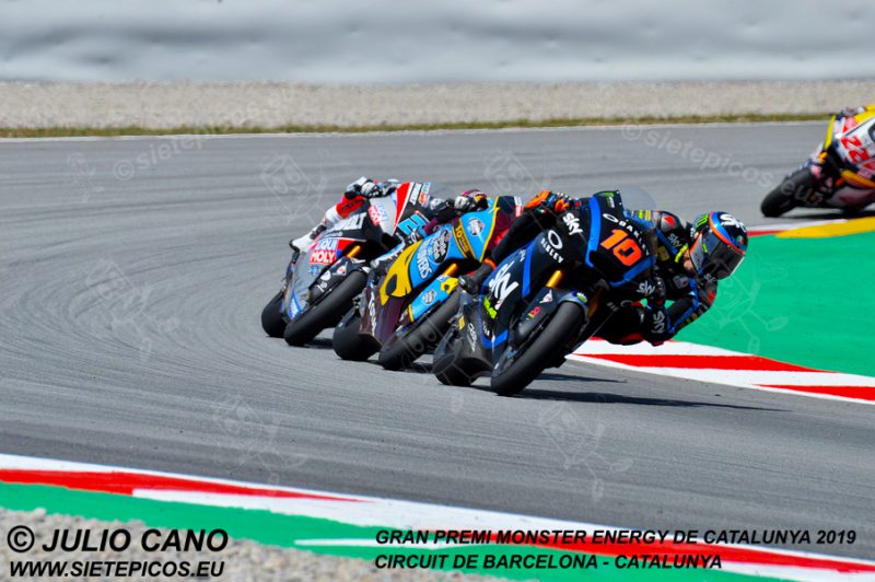 Piloto Luca Marini (10) (SKY Racing Team VR46) seguido de Xavi Vierge (97) (Estrella Galicia 0,0 Marc VDS) y Marcel Schrotter (23) (Dynavolt Intact GP) saliendo de la curva Seat. Gran Premi Monster Energy de Catalunya 2019, Circuit de Barcelona-Catalunya. Montmelo. España. Moto2TM