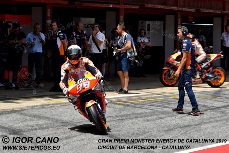 Piloto Marc Marquez (93) (Repsol Honda Team) saliendo del Box mientras entra su compañero Jorge Lorenzo (99). Gran Premi Monster Energy de Catalunya 2019, Circuit de Barcelona-Catalunya. Montmelo. España. MotoGPTM