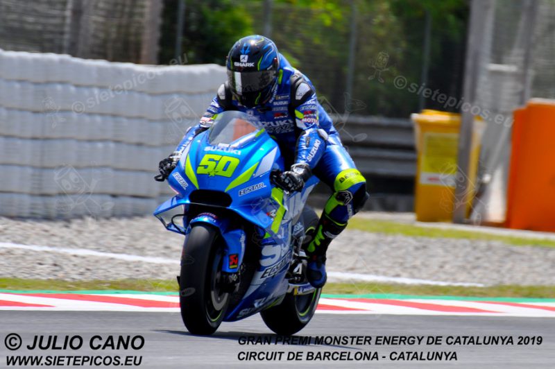 Piloto Sylvain Guintoli (50) (Team Suzuki ECSTAR) frenando al entrar en la curva La Caixa. Gran Premi Monster Energy de Catalunya 2019, Circuit de Barcelona-Catalunya. Montmelo. España. MotoGPTM