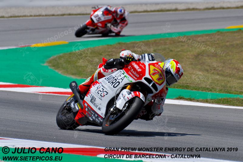 Piloto Dominique Aegerter (77) (MV Agusta Idealavoro Forward) seguido de Somkiat Chantra (35) (Idemitsu Honda Team Asia) saliendo de la curva Seat. Gran Premi Monster Energy de Catalunya 2019, Circuit de Barcelona-Catalunya. Montmelo. España. Moto2TM