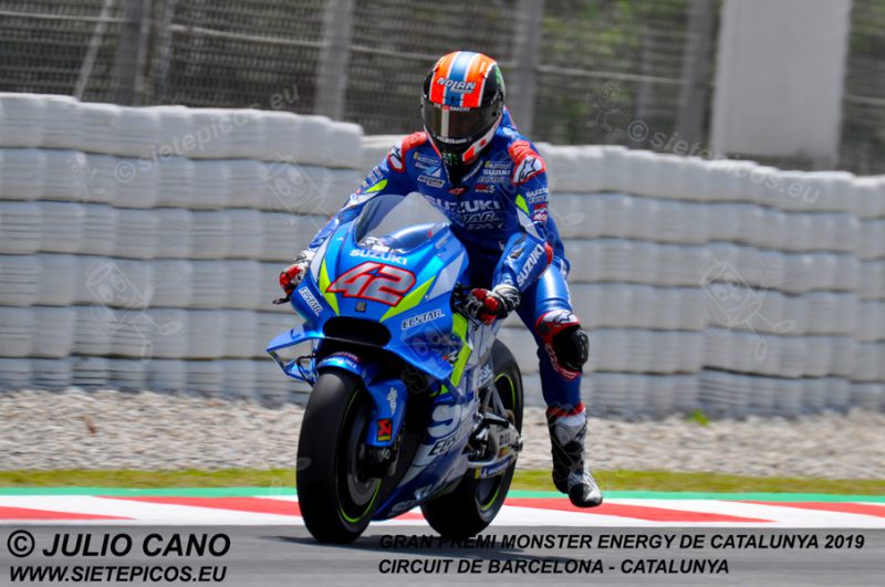 Piloto Alex Rins (42) (Team Suzuki ECSTAR) frenando al entrar en la curva La Caixa. Gran Premi Monster Energy de Catalunya 2019, Circuit de Barcelona-Catalunya. Montmelo. España. MotoGPTM