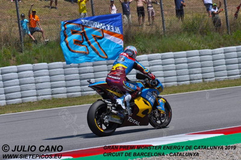 Piloto Alex Marquez (73) (Estrella Galicia 0,0 Marc VDS) celebrando la victoria saliendo de la curva Seat. Gran Premi Monster Energy de Catalunya 2019, Circuit de Barcelona-Catalunya. Montmelo. España. Moto2TM