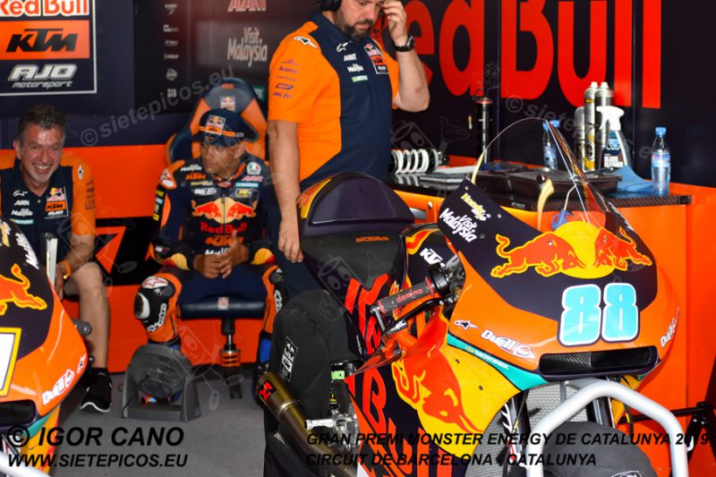 Piloto Jorge Martin (88) (Red Bull KTM Ajo) en el Box. Gran Premi Monster Energy de Catalunya 2019, Circuit de Barcelona-Catalunya. Montmelo. España. Moto2TM.