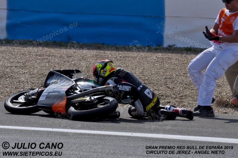 Caida del Piloto Jaume Masia (5) (Bester Capital Dubai) saliendo de curva Michelin. Gran Premio Red Bull de España 2019 Circuito de Jerez Angel Nieto. Jerez. España. Moto3TM