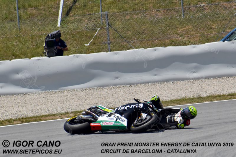 Caida del piloto Cal Crutchlow (35) (LCR Honda Castrol) en la curva Seat. Gran Premi Monster Energy de Catalunya 2019, Circuit de Barcelona-Catalunya. Montmelo. España. MotoGPTM