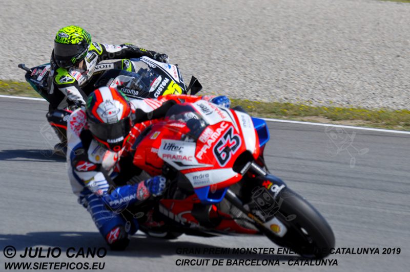 Adelantamiento del piloto Francesco (Pecco) Bagnaia (63) (Pramac Racing) a Cal Crutchlow (35) (LCR Honda Castrol) en la curva Campsa. Gran Premi Monster Energy de Catalunya 2019, Circuit de Barcelona-Catalunya. Montmelo. España. MotoGPTM