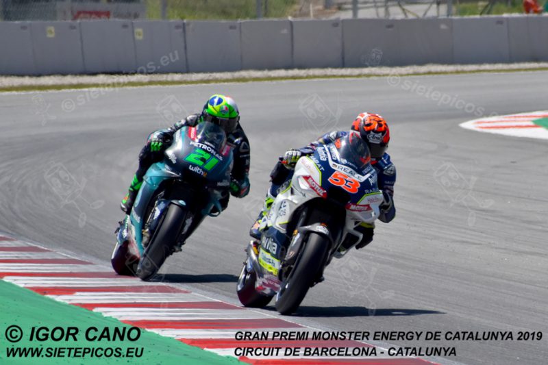 Piloto Tito Rabat (53) (Reale Avintia Racing) seguido de Franco Moribidelli (21) (Petronas Yamaha SRT) saliendo de la curva Seat. Gran Premi Monster Energy de Catalunya 2019, Circuit de Barcelona-Catalunya. Montmelo. España. MotoGPTM