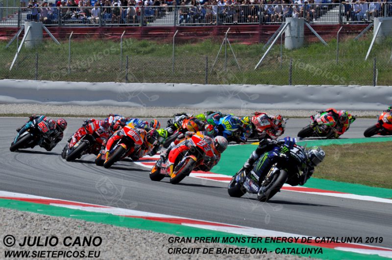 Primera vuelta MotoGP Piloto Maveric Viñales (12) (Monster Energy Yamaha MotoGP) seguido de Marc Marquez (93) y Jorge Lorenzo (99) (Repsol Honda Team) en la curva Seat. Gran Premi Monster Energy de Catalunya 2019, Circuit de Barcelona-Catalunya. Montmelo. España. MotoGPTM