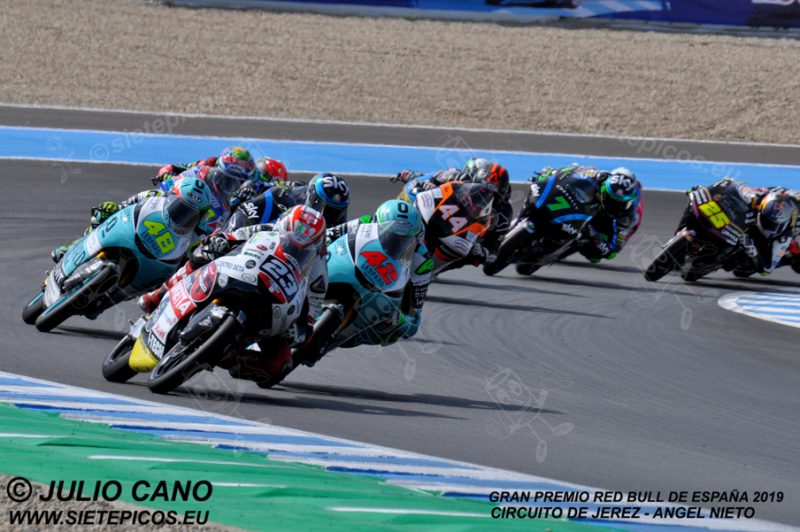 Piloto Niccolò Antonelli (23) (SIC58 Squadra Corse) seguido de Marcos Ramirez (42) y Lorenzo Dalla Porta (48) (Leopard Racing) en la curva Jorge Lorenzo. Gran Premio Red Bull de España 2019 Circuito de Jerez Angel Nieto. Jerez. España. Moto3TM