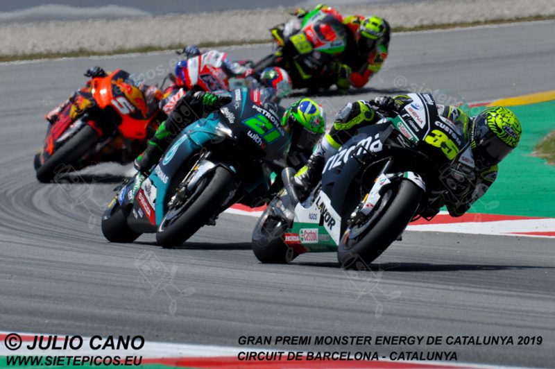 Piloto Cal Crutchlow (35) (LCR Honda Castrol) seguido de Franco Moribidelli (21) (Petronas Yamaha SRT) saliendo de la curva Seat.Gran Premi Monster Energy de Catalunya 2019, Circuit de Barcelona-Catalunya. Montmelo. España. MotoGPTM