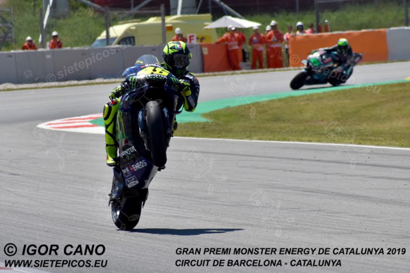 Wheelie del piloto Valentino Rossi (46) (Monster Energy Yamaha MotoGP) saliendo de la curva Seat.Gran Premi Monster Energy de Catalunya 2019, Circuit de Barcelona-Catalunya. Montmelo. España. MotoGPTM