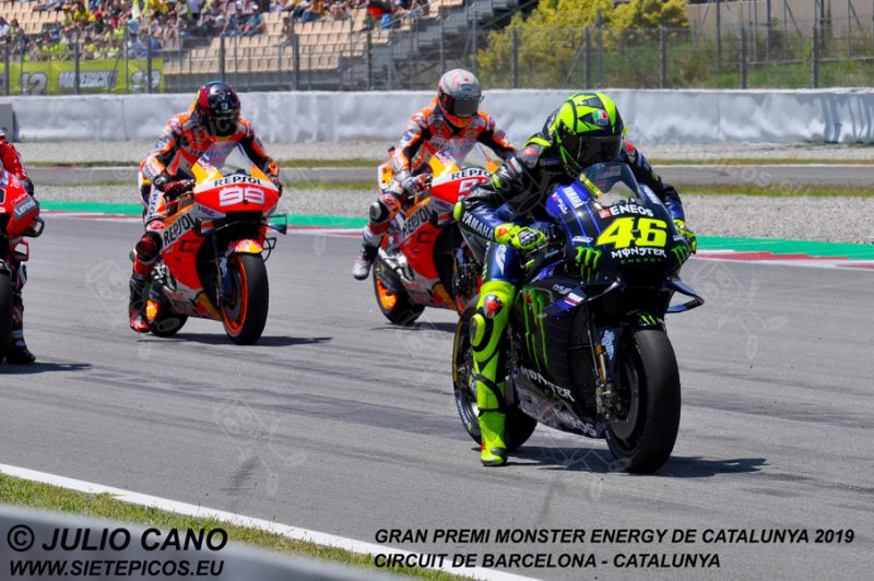 Pilotos Valentino Rossi (46) (Monster Energy Yamaha MotoGP), Jorge Lorenzo (99) y Marc Marquez (93) (Repsol Honda Team) practicando la salida saliendo de la curva Banc Sabadell. Gran Premi Monster Energy de Catalunya 2019, Circuit de Barcelona-Catalunya. Montmelo. España. MotoGPTM