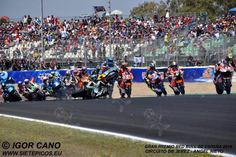 Accidente de los pilotos Remy Gardner (87) (Onexox Tkkr SAG Team) y Alex Marquez (73) (Estrella Galicia 0,0 Marc VDS) pasado la curva 1. Gran Premio Red Bull de España 2019 Circuito de Jerez Angel Nieto. Jerez. España. Moto2TM