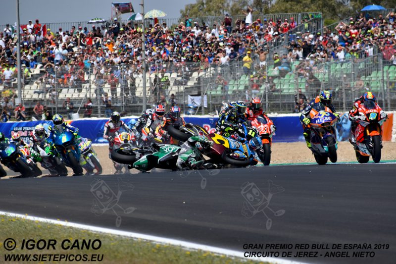 Accidente de los pilotos Remy Gardner (87) (Onexox Tkkr SAG Team) y Alex Marquez (73) (Estrella Galicia 0,0 Marc VDS) pasado la curva 1. Gran Premio Red Bull de España 2019 Circuito de Jerez Angel Nieto. Jerez. España. Moto2TM