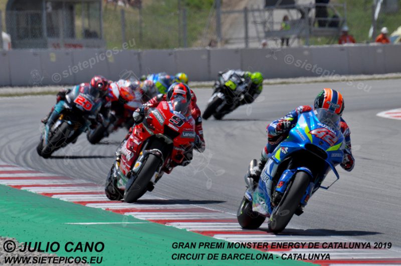 Piloto Alex Rins (42) (Team Suzuki ECSTAR) seguido de Danilo Petrucci (9) (Mission Winnow Ducati) y Fabio Quartararo (20) (Petronas Yamaha SRT) saliendo de la curva Seat. Gran Premi Monster Energy de Catalunya 2019, Circuit de Barcelona-Catalunya. Montmelo. España. MotoGPTM