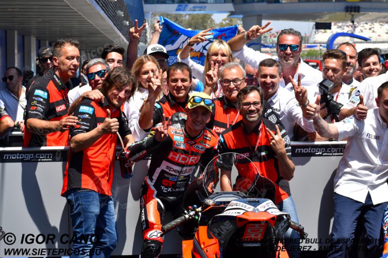 Piloto Jorge Navarro (9) (HDR Heidrun Speed Up) en el corralito junto al equipo tras la carrera. Gran Premio Red Bull de España 2019 Circuito de Jerez Angel Nieto. Jerez. España. Moto2TM