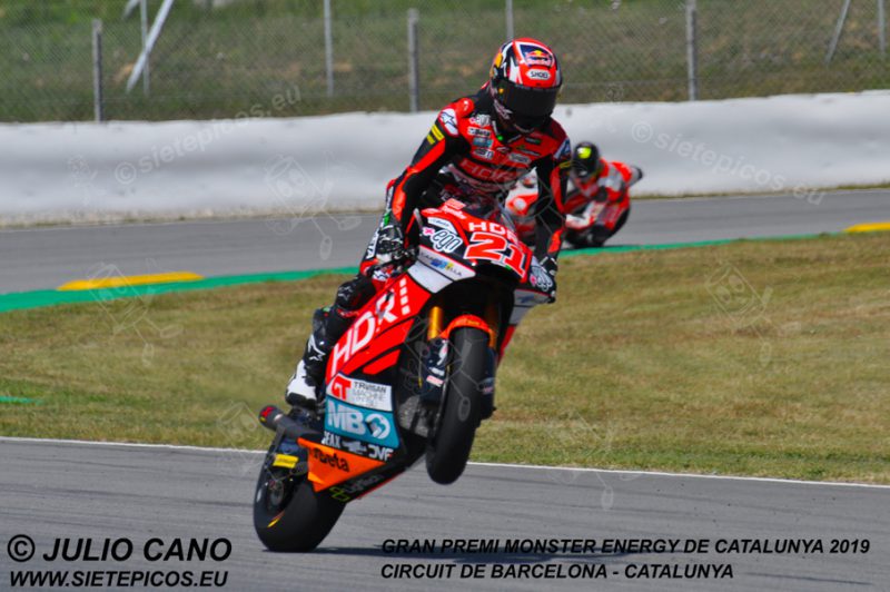 Wheelie del piloto Fabio Di Giannantonio (21) (HDR Heidrun Speed Up) saliendo de la curva Seat.Gran Premi Monster Energy de Catalunya 2019, Circuit de Barcelona-Catalunya. Montmelo. España. Moto2TM