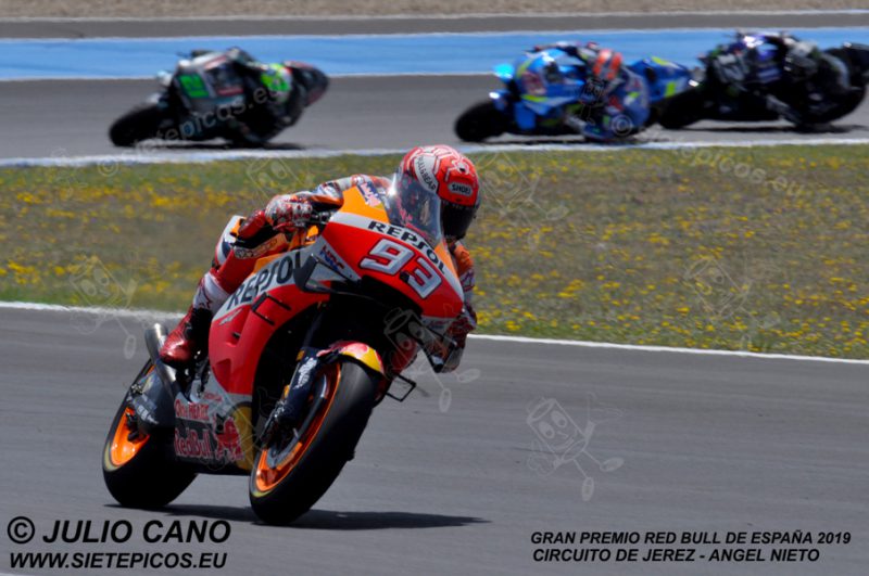 Piloto Marc Marquez (93) (Repsol Honda Team) saliendo de curva Jorge Lorenzo encarando recta principal. Gran Premio Red Bull de España 2019 Circuito de Jerez Angel Nieto. Jerez. España. MotoGPTM