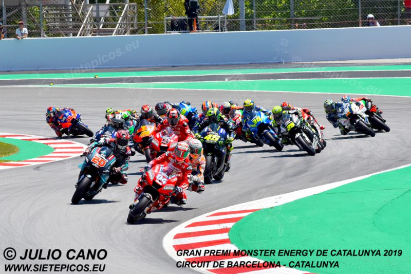 Salida de carrrera MotoGP liderada por el piloto Andrea Dovicioso (4) (Mission Winnow Ducati) seguido de Marc Marquez (93) (Repsol Honda Team) y Fabio Quartararo (20) (Petronas Yamaha SRT) en las curvas Elf y 2.Gran Premi Monster Energy de Catalunya 2019, Circuit de Barcelona-Catalunya. Montmelo. España. MotoGPTM