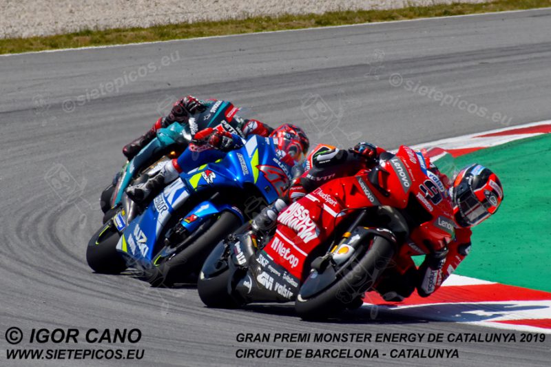 Piloto Danilo Petrucci (9) (Mission Winnow Ducati) seguido de Alex Rins (42) (Team Suzuki ECSTAR) y Fabio Quartararo (20) (Petronas Yamaha SRT) en la curva Seat. Gran Premi Monster Energy de Catalunya 2019, Circuit de Barcelona-Catalunya. Montmelo. España. MotoGPTM