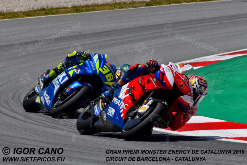 Piloto Jack Miller (43) (Pramac Racing) seguido de Joan Mir (36) (Team Suzuki ECSTAR) en la curva Seat. Gran Premi Monster Energy de Catalunya 2019, Circuit de Barcelona-Catalunya. Montmelo. España. MotoGPTM