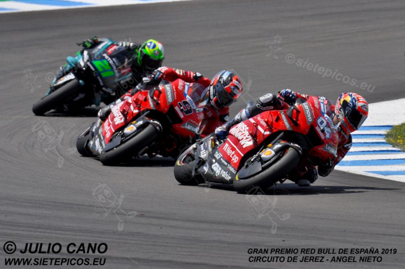 Piloto Andrea Dovicioso (4) (Mission Winnow Ducati) seguido de su compañero Danilo Petrucci (9) y Franco Moribidelli (21) (Petronas Yamaha SRT) en la curva Jorge Lorenzo