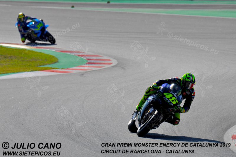 Piloto Valentino Rossi (46) (Monster Energy Yamaha MotoGP) entrando en curva 2 seguido de Joan Mir (36) (Team Suzuki ECSTAR) saliendo de curva ELF. Gran Premi Monster Energy de Catalunya 2019, Circuit de Barcelona-Catalunya. Montmelo. España. MotoGPTM