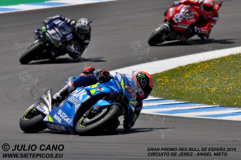 Piloto Alex Rins (42) (Team Suzuki ECSTAR) seguido de Maveric Viñales (12) (Monster Energy Yamaha MotoGP) y Andrea Dovicioso (4) (Mission Winnow Ducati) en la curva Jorge Lorenzo.Gran Premio Red Bull de España 2019 Circuito de Jerez Angel Nieto. Jerez. España. MotoGPTM