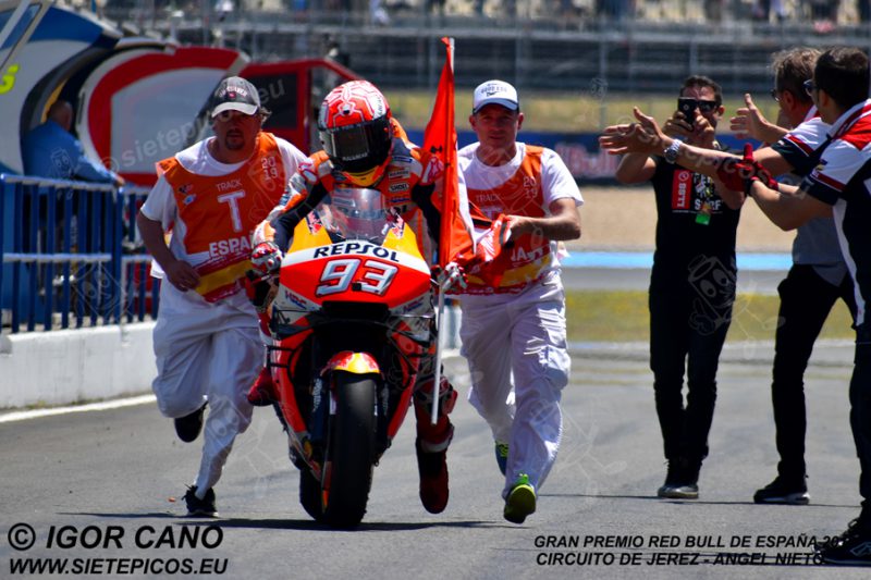 Piloto Marc Marquez (93) (Repsol Honda Team) empujado por los comisarios en Pit Lane. Gran Premio Red Bull de España 2019 Circuito de Jerez Angel Nieto. Jerez. España. MotoGPTM