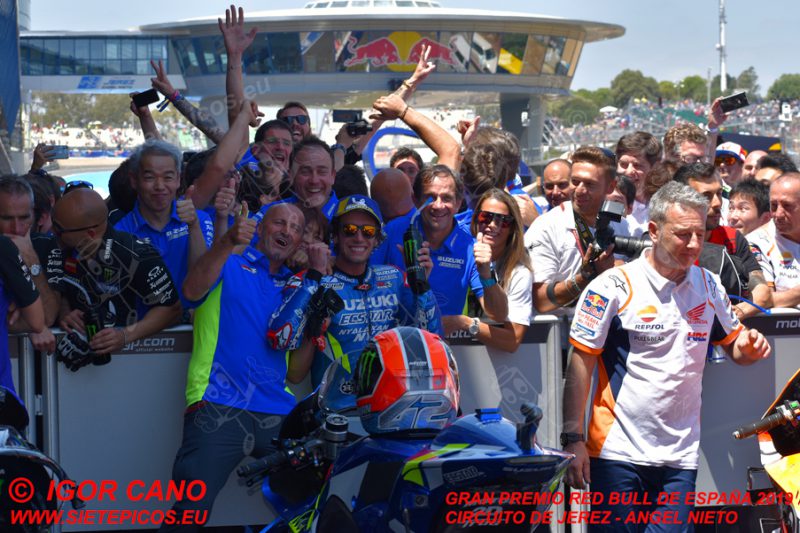 Piloto Alex Rins (42) (Team Suzuki ECSTAR) en el corralito junto al equipo tras la carrera.Gran Premio Red Bull de España 2019 Circuito de Jerez Angel Nieto. Jerez. España. MotoGPTM