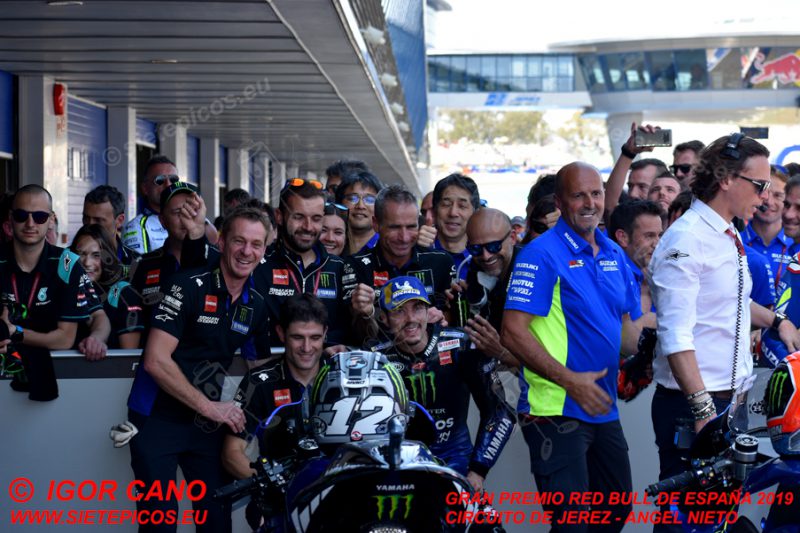 Piloto Maveric Viñales (12) (Monster Energy Yamaha MotoGP) en el corralito junto al equipo tras la carrera. Gran Premio Red Bull de España 2019 Circuito de Jerez Angel Nieto. Jerez. España. MotoGPTM