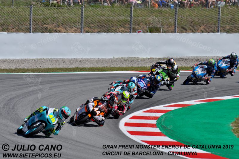 Primera vuelta de carrera Moto3 encabezada por el piloto Lorenzo Dalla Porta (48) (Leopard Racing) y Aron Canet (44) (Sterilgarda Max Racing Team) en la curva Seat. Gran Premi Monster Energy de Catalunya 2019, Circuit de Barcelona-Catalunya. Montmelo. España. Moto3TM