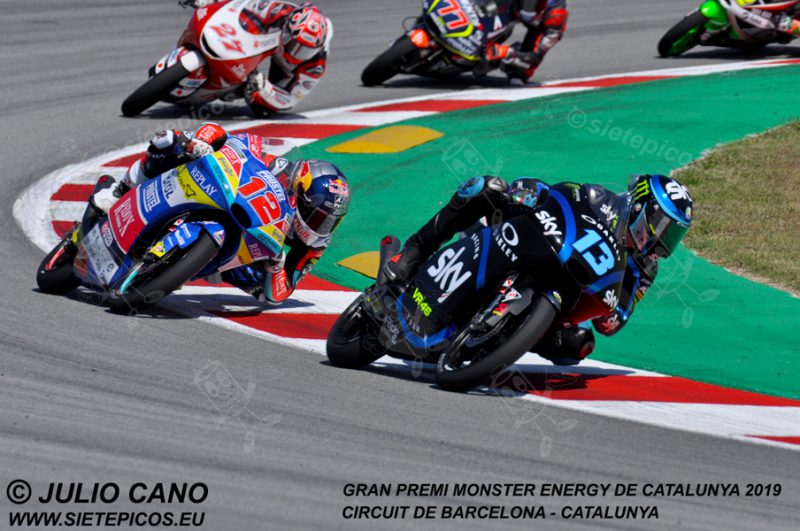 Grupo encabezado por los pilotos Celestino Vietti (13) (SKY Racing Team VR46) y Filip Salac (12) (Redox PruestelGP) en la curva Seat.Gran Premi Monster Energy de Catalunya 2019, Circuit de Barcelona-Catalunya. Montmelo. España. Moto3TM