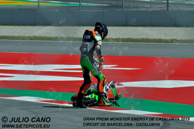 Caida del piloto Makar Yurchenko (76) (BOE Skull Rider Mugen Race) en la curva La Caixa. Gran Premi Monster Energy de Catalunya 2019, Circuit de Barcelona-Catalunya. Montmelo. España. Moto3TM