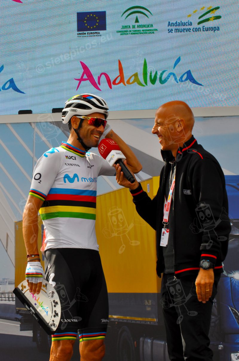 Entrevista al corredor Alejandro Valverde (Movistar Team) en el control de firmas de Avila. Vuelta Ciclista a España 2019. La vuelta 2019