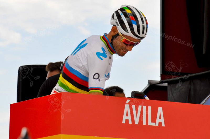 Corredor Alejandro Valverde (Movistar Team) firmando en la salida de Avila. Vuelta Ciclista a España 2019. La vuelta 2019