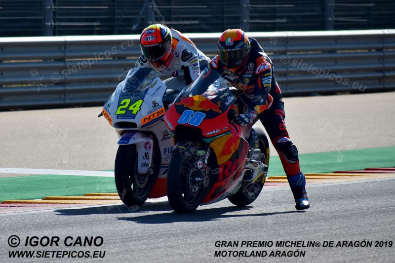 Adelantamiento del piloto Jorge Martin (88) (Red Bull KTM Ajo) al piloto Simone Corsi (24) (NTS RW Racing GP) antes de la primera curva.Gran Premio Michelin® de Aragón 2019 Motorland Aragón, Alcañiz, Teruel, Moto2TM.