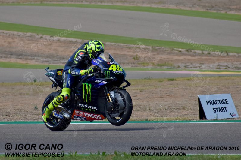 Wheelie de del piloto Valentino Rossi (46) (Monster Energy Yamaha MotoGP) practicando la salida.Gran Premio Michelin® de Aragón 2019 Motorland Aragón, Alcañiz, Teruel, MotoGPTM