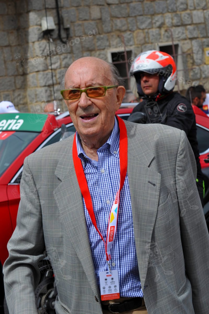 Julio Jimenez, leyenda abulense del ciclismo, en la salida de Avila. Vuelta Ciclista a España 2019. La vuelta 2019