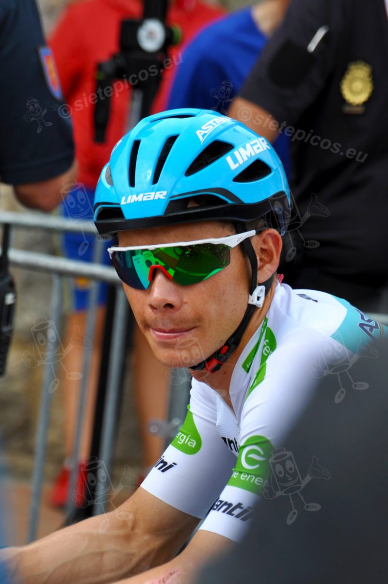 Corredor Miguel Angel "Superman" Lopez (Astana Pro Team) esperando en la salida de la 19 etapa en Avila. Vuelta Ciclista a España 2019. La vuelta 2019