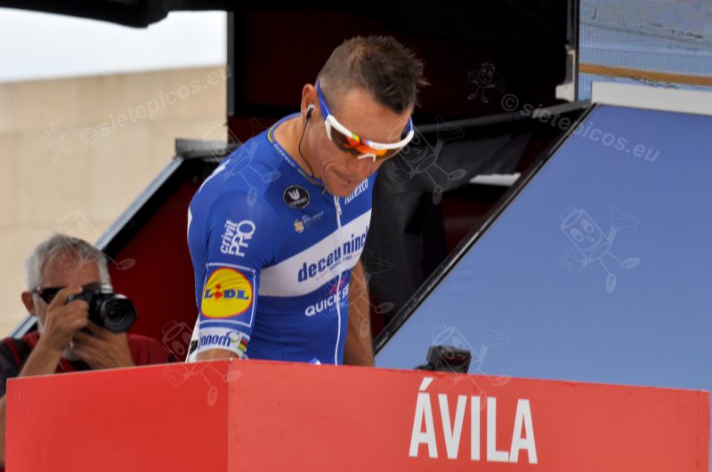 Corredor Phillip Gilbert (Deceuninck- Quick-Step) firmando en la salida de Avila. Vuelta Ciclista a España 2019. La vuelta 2019