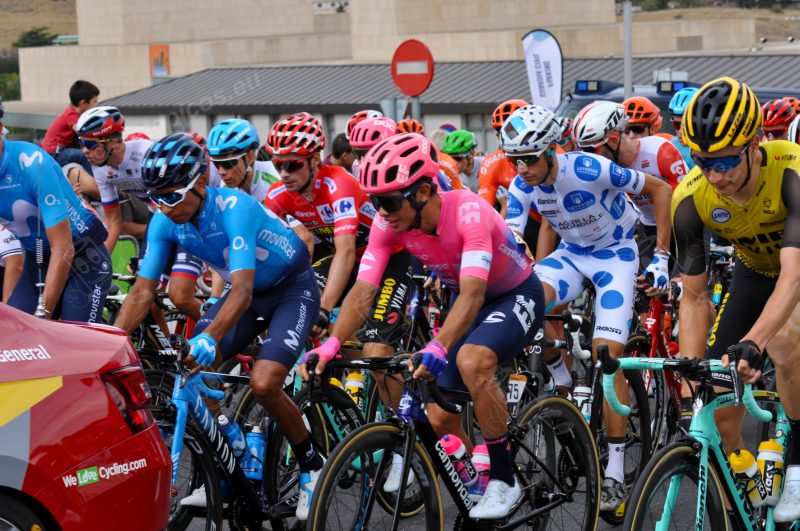 Salida neutralizada de la 19º Etapa con los corredores Nairo Quintana (Movistar Team), Sergio Higuita (EF Education First), Primoz Roglic - Maillot Rojo (Team Jumbo Visma), Geoffrey Bouchard - Maillot Azul y Blanco (AG2R La Mondiale) en Avila. Vuelta Ciclista a España 2019. La vuelta 2019