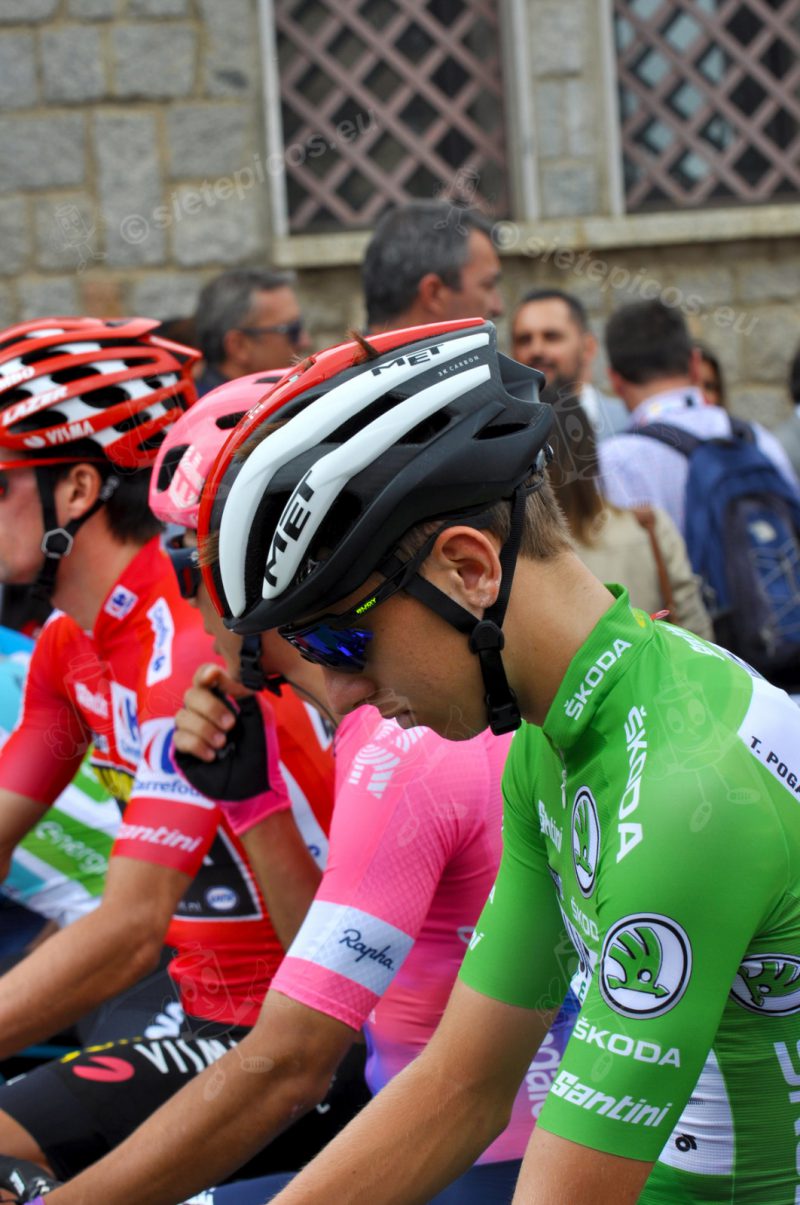 orredor Tadej Pogacar (UAE Team Emirates) esperando la salida de Avila con Primoz Roglic (Maillot Rojo) (Team Jumbo Visma). Vuelta Ciclista a España 2019. La vuelta 2019