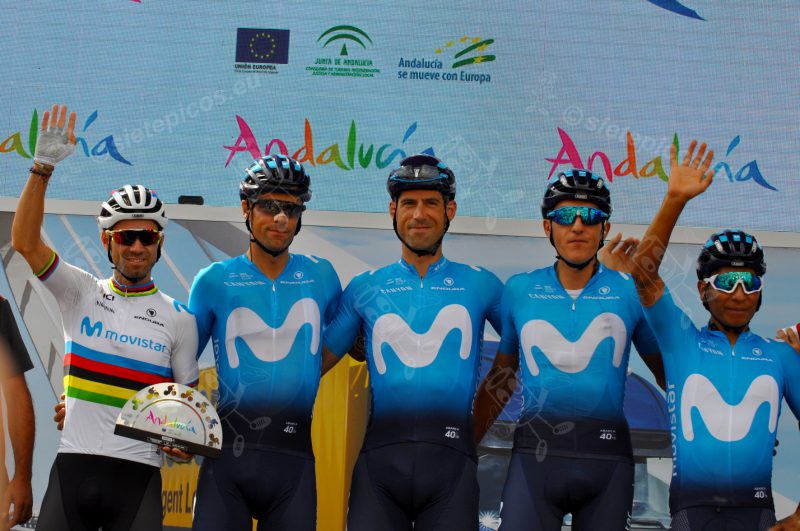 Corredores Alejandro Valverde, Jorge Arcas, Imanol Erviti, Marc Soler y Nairo Quintana (Movistar Team) con el trofeo al mejor equipo en el control de firmas de Avila. Vuelta