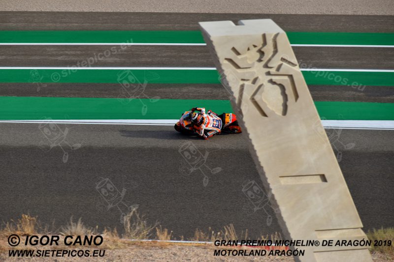 Piloto Jorge Lorenzo (99) (Repsol Honda Team) pasando detras del momolito de Marc Marquez. Gran Premio Michelin® de Aragón 2019 Motorland Aragón, Alcañiz, Teruel, MotoGPTM