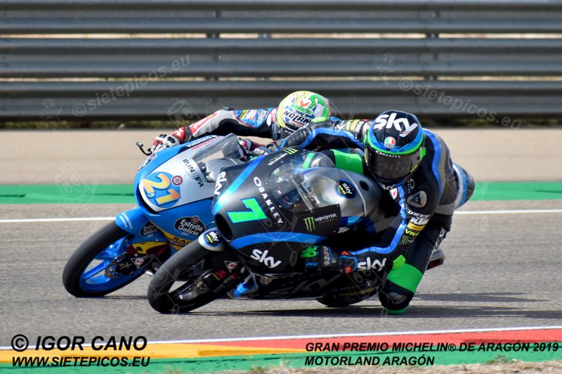 Adelantamiento del piloto Dennis Foggia (7) (SKY Racing Team VR46) al piloto Alonso Lopez (21) (Estrella Galicia 0,0) en la curva 16. Gran Premio Michelin® de Aragón 2019 Motorland Aragón, Alcañiz, Teruel, Moto3TM