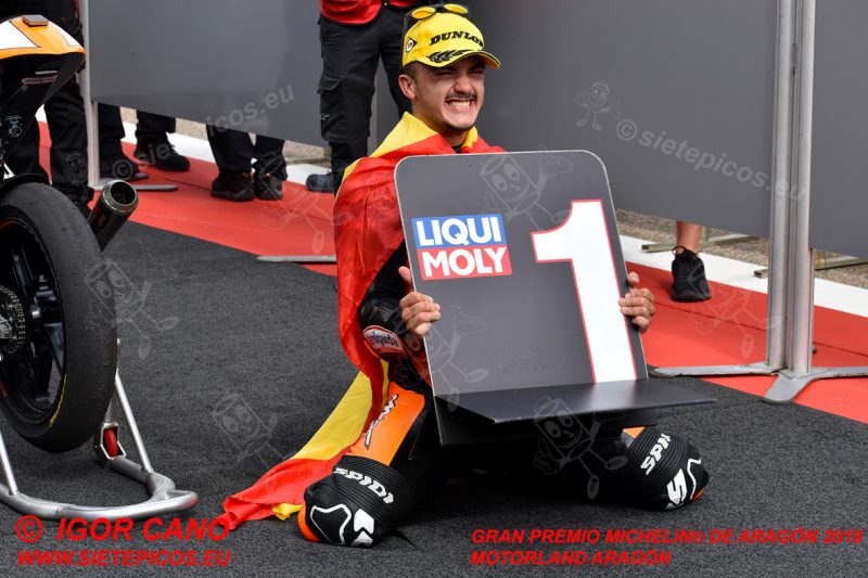 Piloto Aron Canet (44) (Sterilgarda Max Racing Team) celebrando la victoria en el corralito. Gran Premio Michelin® de Aragón 2019 Motorland Aragón, Alcañiz, Teruel, Moto3TM