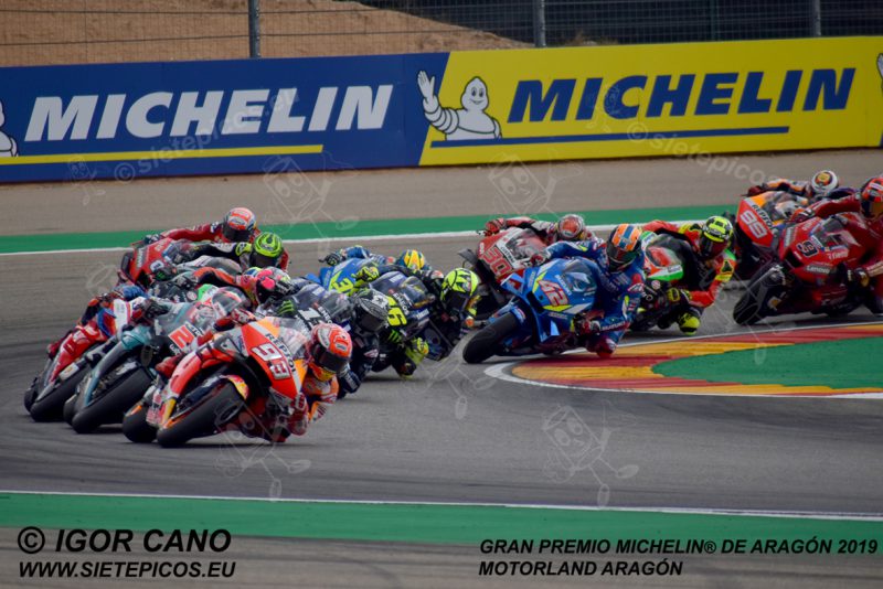 Salida categoria MotoGP curva 1 liderada por el piloto Marc Marquez (93) (Repsol Honda Team) seguido de Fabio Quartararo (20) (Petronas Yamaha SRT).Gran Premio Michelin® de Aragón 2019 Motorland Aragón, Alcañiz, Teruel, MotoGPTM
